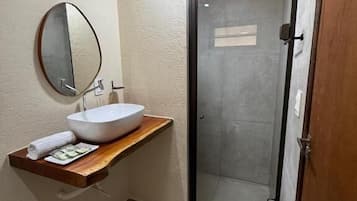 Chuveiro, produtos de toalete grátis, toalhas de banho, sabonete