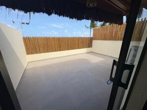 Deluxe-Dreibettzimmer, Meerblick | Terrasse/Patio