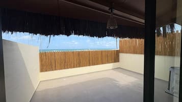 Deluxe driepersoonskamer, uitzicht op zee | Terras