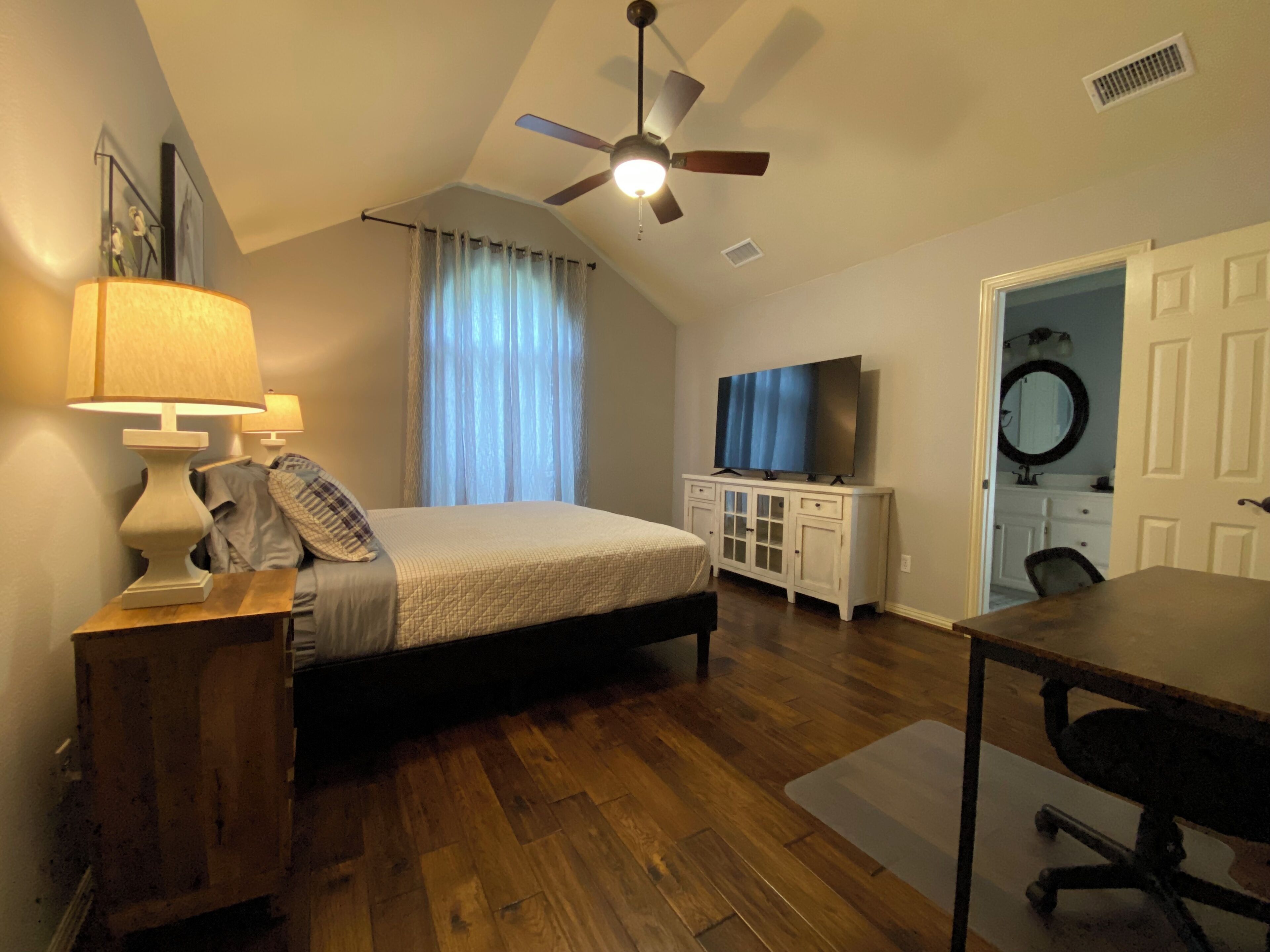 4 bedrooms, desk, iron/ironing board, free WiFi