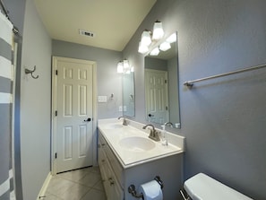 Hair dryer, towels, soap, toilet paper - Great for Families. 4 Bed, 2 Bath, Fully Outfitted Kitchen, Spacious Family Room (Sanger)