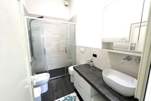 Shower, bidet, towels, toilet paper - Marea, near the beach with private parking - by Alfareal (Castiglione della Pescaia)