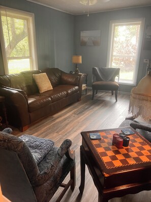 Smart TV, DVD player - Blue Moon Bungalow in serene Bullard on Lake Palestine (Bullard)