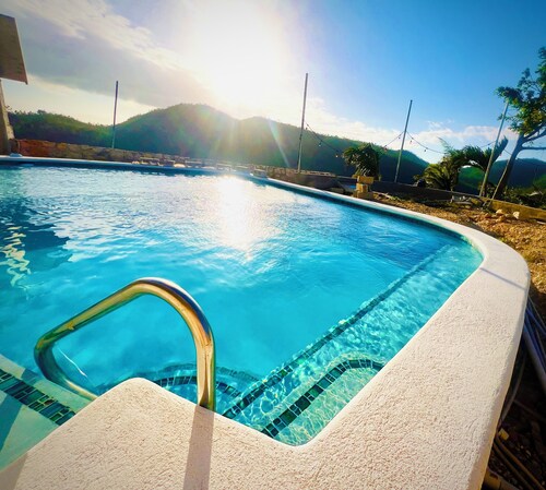 Regal Mountain Retreat with Pool and full kitchen