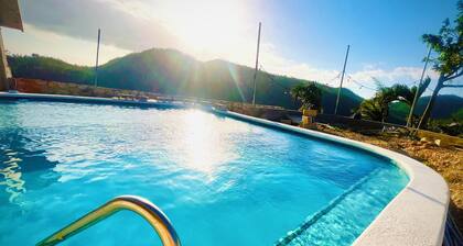 Regal Mountain Retreat with Pool and full kitchen