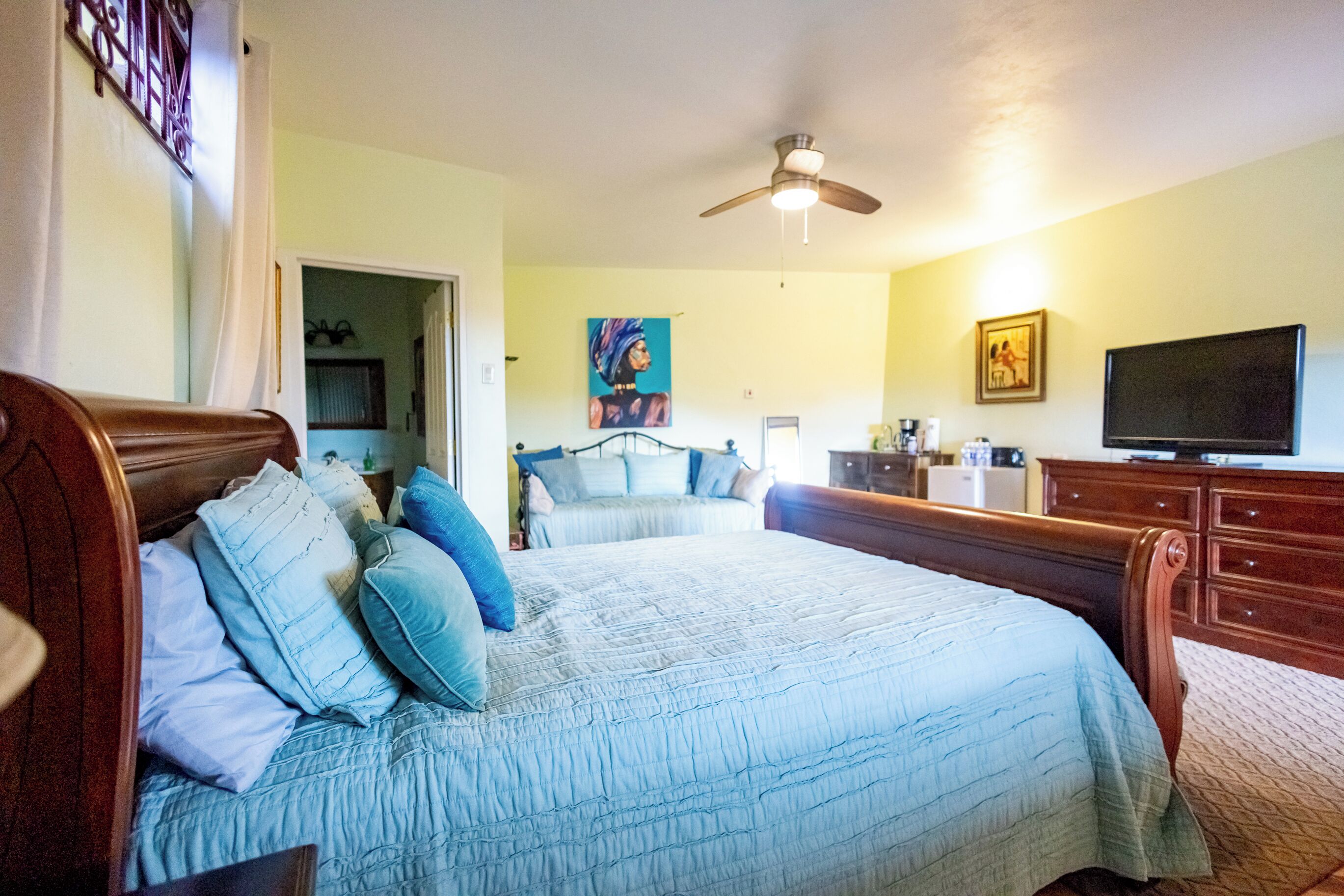 Iron/ironing board, WiFi, bed sheets