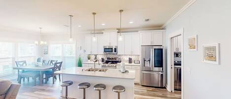 Kjøleskap, mikrobølgeovn, ovn og kokeplater