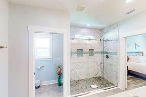 Shower, towels - 🏖️Pet Friendly - Short Walk to Beach - Great Location - Turtle Beach Retreat🏖️ (Panama City Beach)