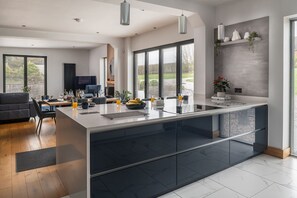 Fridge, microwave, oven, stovetop - The Tractor Shed - Luxury Cottages (Belbroughton)