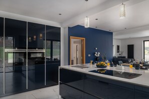 Fridge, microwave, oven, stovetop - The Tractor Shed - Luxury Cottages (Belbroughton)