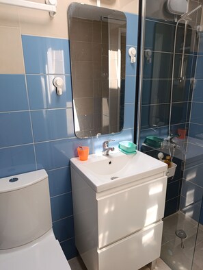 Shower, hair dryer, towels, soap - Studio Cascais with kitchenette, bathroom, access to terrace (Cascais)