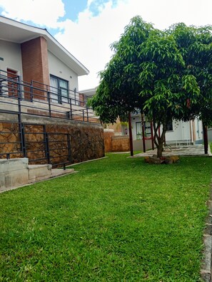 ラグジュアリー アパートメント パティオ シティビュー | ガーデン ビュー