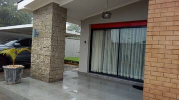 Familie appartement, patio, uitzicht op binnenplaats | Exterieur