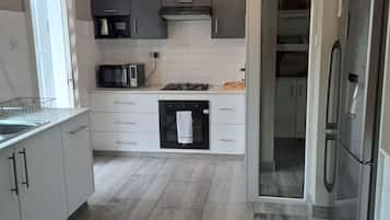 Familienapartment, Terrasse, Blick auf den Innenhof | Eigene Küche | Großer Kühlschrank, Mikrowelle, Ofen, Herdplatte