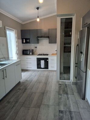 Familienapartment, Terrasse, Blick auf den Innenhof | Eigene Küche | Großer Kühlschrank, Mikrowelle, Ofen, Herdplatte