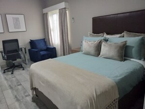 Familienapartment, Terrasse, Blick auf den Innenhof | Bügeleisen/Bügelbrett, kostenloses WLAN, Bettwäsche