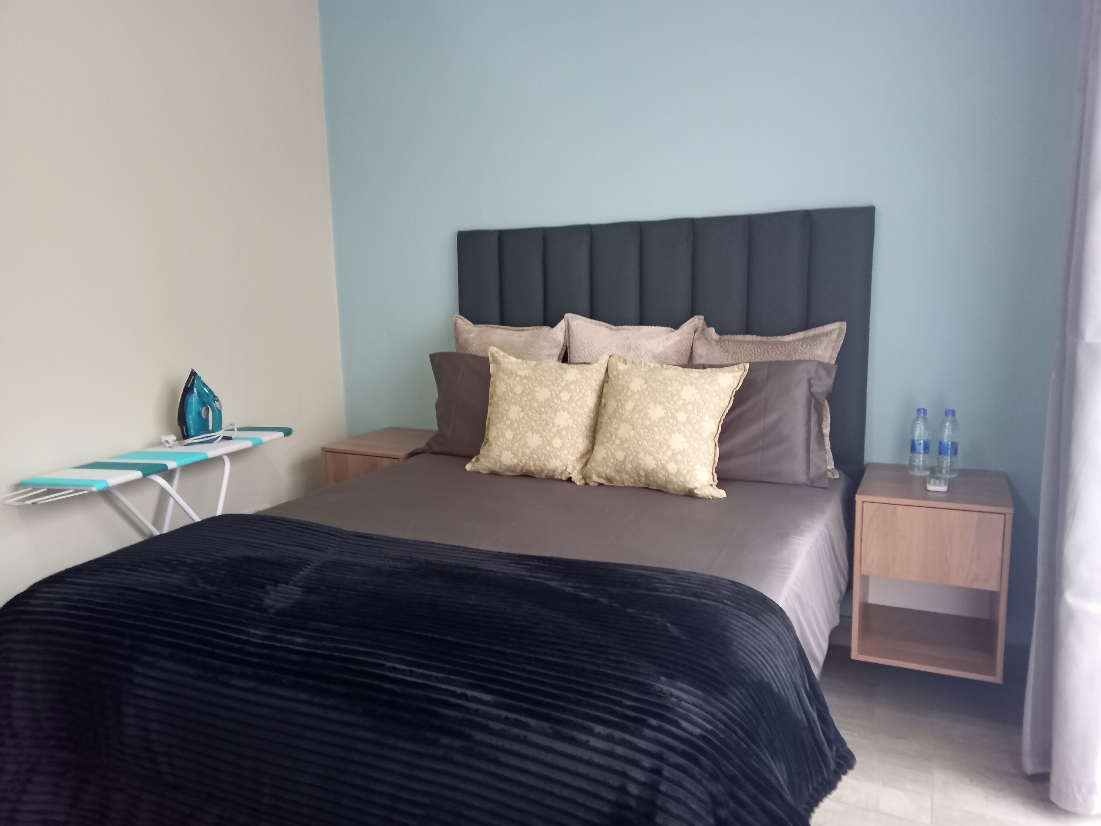 Bügeleisen/Bügelbrett, kostenloses WLAN, Bettwäsche