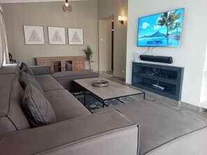 Familienapartment, Terrasse, Blick auf den Innenhof | Wohnbereich | 43-Zoll-Smart-TV mit Digitalempfang