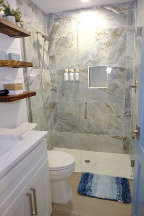 Shower, hair dryer, towels, soap - Perfect Beach Escape- Charming 1 Bedroom Condo Just Steps From The Sand (Bradenton Beach)