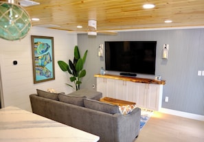 Living area - Perfect Beach Escape- Charming 1 Bedroom Condo Just Steps From The Sand (Bradenton Beach)