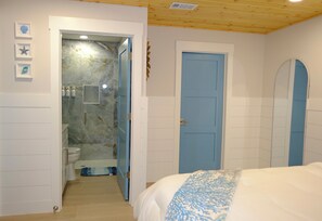 WiFi, bed sheets - Perfect Beach Escape- Charming 1 Bedroom Condo Just Steps From The Sand (Bradenton Beach)