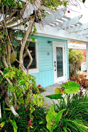 Exterior detail - Perfect Beach Escape- Charming 1 Bedroom Condo Just Steps From The Sand (Bradenton Beach)