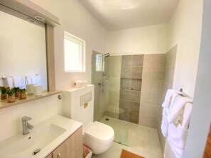 Toallas, jabón, papel de baño 
