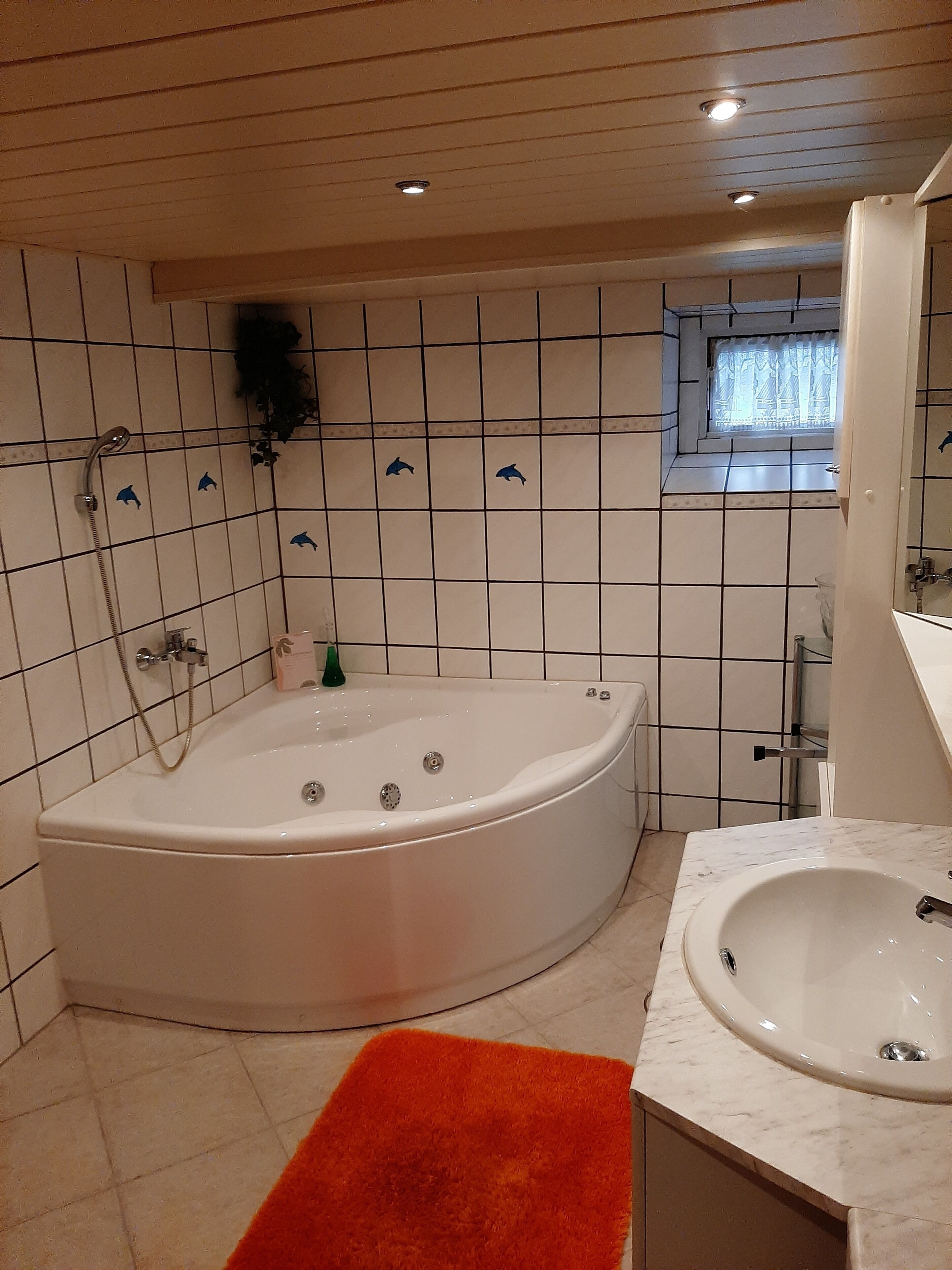 Un bagno con una vasca da bagno ampia, un lavandino e una finestra vista.