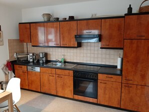 Kühlschrank, Mikrowelle, Herdplatte, Geschirrspüler