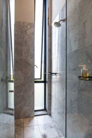 Shower - Spacious double-height apartment (Guadalajara)