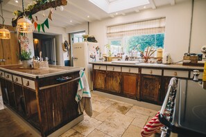 Fridge, microwave, oven, toaster - A beautifully appointed four-bedroom holiday cottage set in the peaceful village of Swimbridge. (Swimbridge)