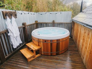 Outdoor spa tub - Rustic-Chic Barn with Private Hot Tub & Valley Views (Swimbridge)