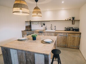 Een koelkast, een magnetron, een oven, een vaatwasser