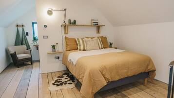 Skrivebord, strykejern/-brett, wi-fi og sengetøy