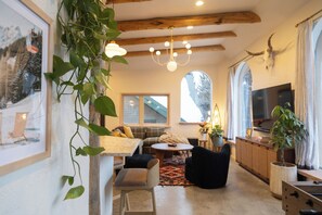 Televisión y chimenea 