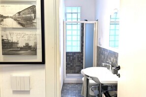 Dusche, Bidet, Handtücher