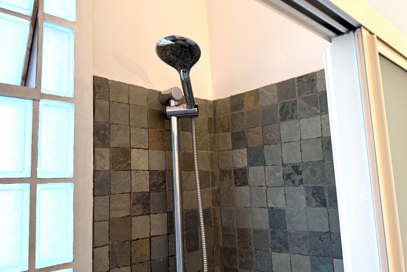Douche, bidet, serviettes fournies