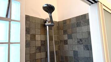 Douche, bidet, serviettes fournies