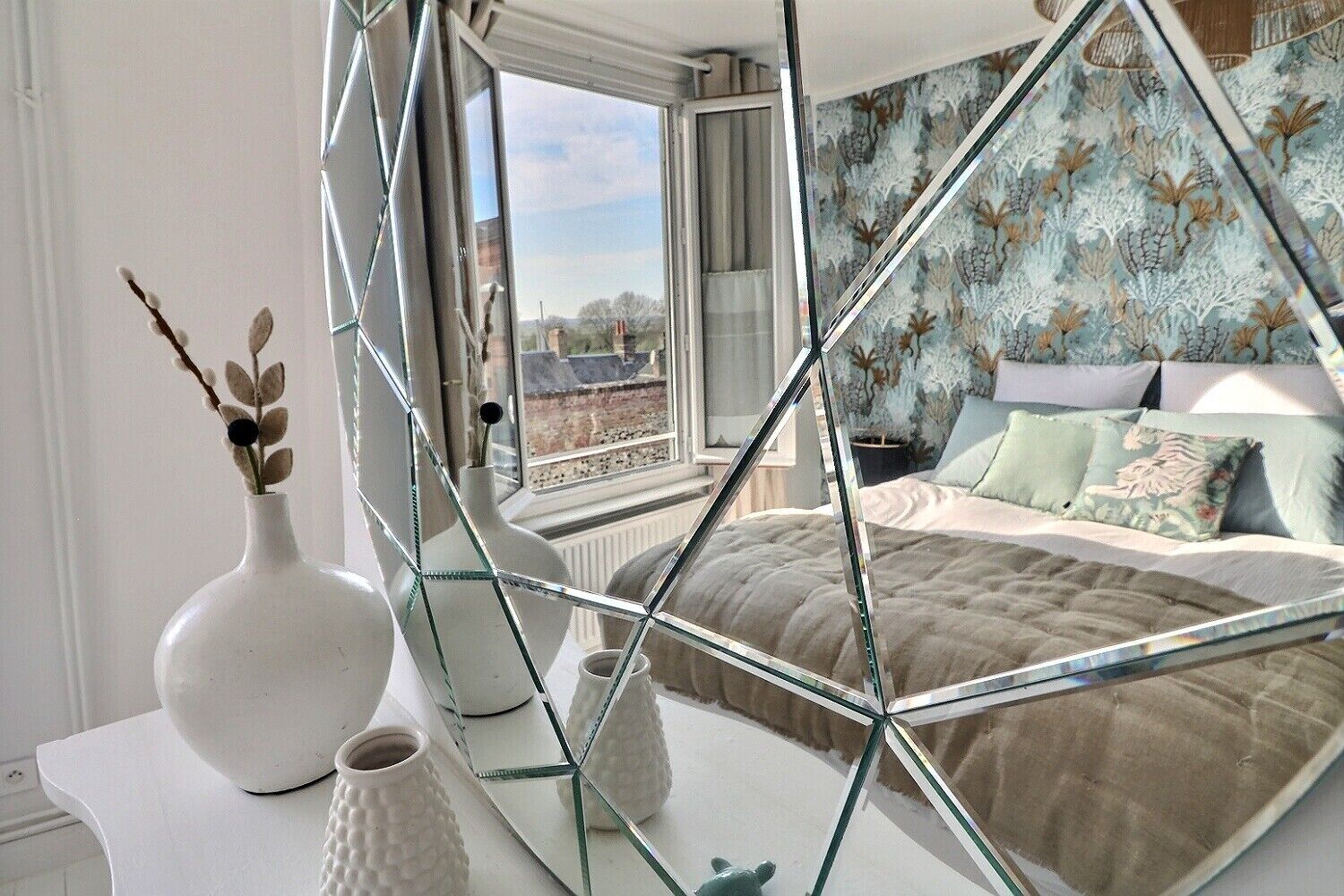 Tabla de planchar con plancha, internet y ropa de cama 