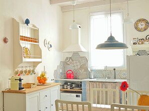 Kühlschrank, Mikrowelle, Herdplatte, Geschirrspüler