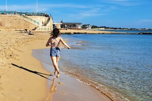 Playa en los alrededores y toallas de playa 
