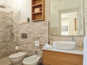 Dusche, Haartrockner, Bidet, Handtücher