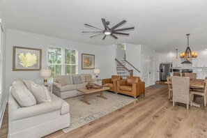 TV - 5BR Luxury House- Steps to sand-Private Pool (Murrells Inlet)