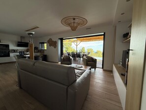 Living area - Renovated villa with pool, sea view and 24m2 self-contained studio (Roquebrune-sur-Argens)