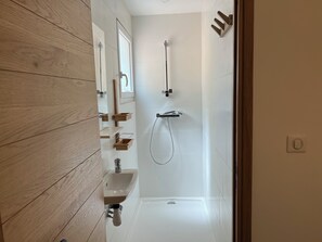 Shower, hair dryer, towels, soap - Renovated villa with pool, sea view and 24m2 self-contained studio (Roquebrune-sur-Argens)
