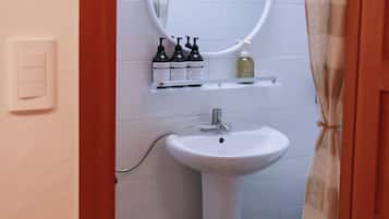Traditional Double Room | Bathroom | Shower, hair dryer, slippers, electronic bidet