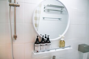 Ducha, secador de pelo, pantuflas