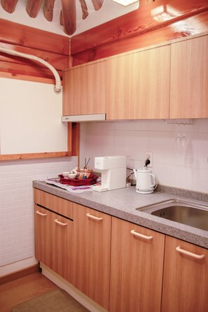 Frigobar, microondas, cafetera/tetera, tostadora