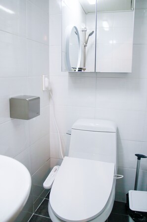 Ducha, secador de pelo, pantuflas