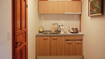 Kamar Double atau Twin Tradisional | Dapur pribadi | Lemari es kecil, microwave, mesin pembuat kopi/teh, dan pemanggang roti